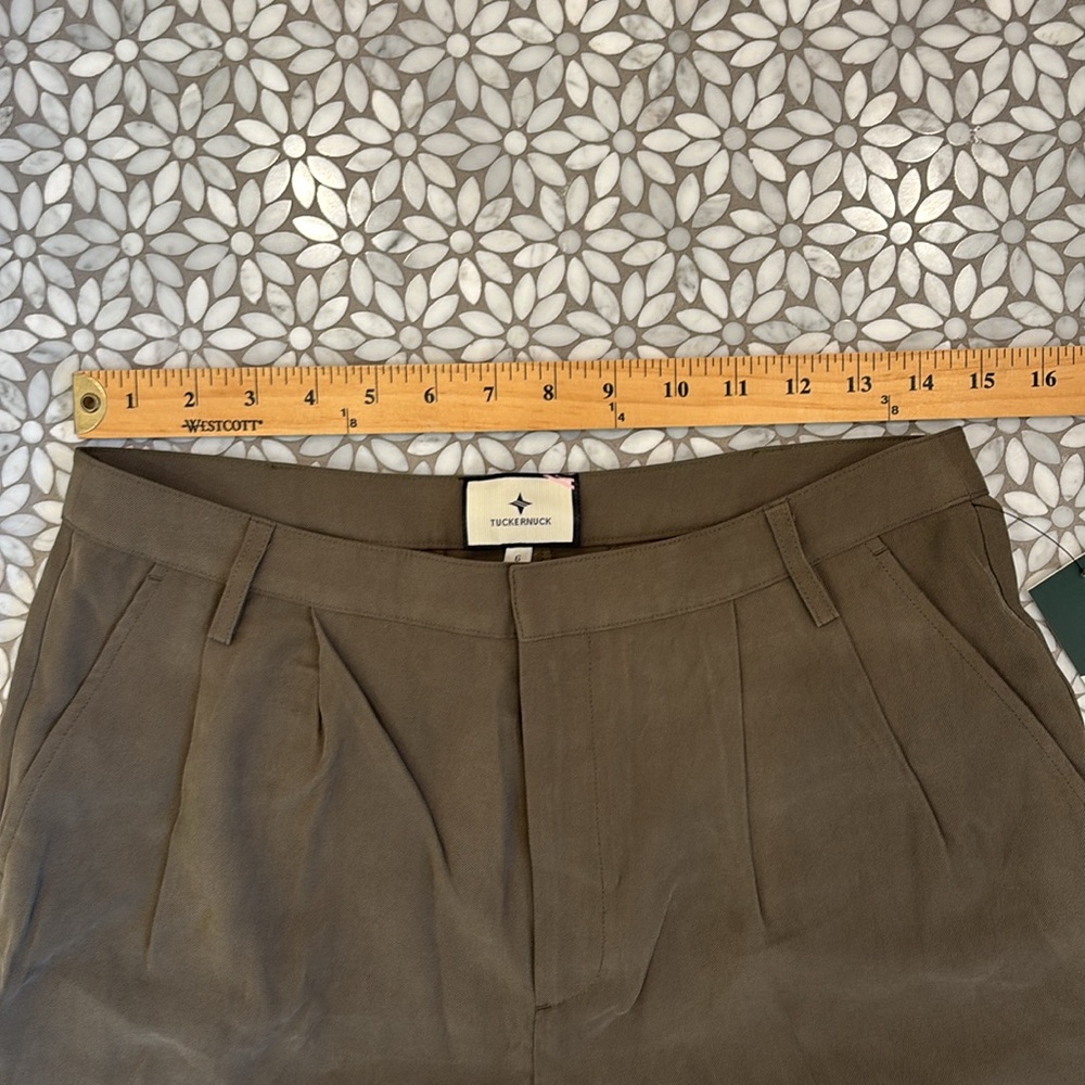 Women's Tuckernuck Pleated Felix‎ Shorts in Olive, Size 6 - Picture 7 of 8